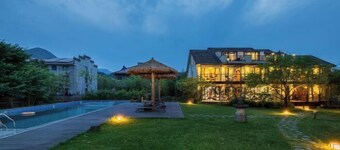 Anji Double Fish Hall Hot Spring Resort B&B (Longwangshan Canyon Drift Shop)