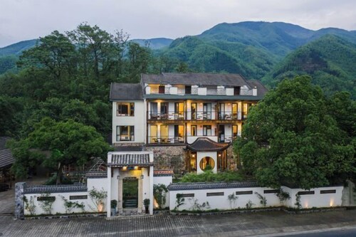 Anji Double Fish Hall Hot Spring Resort B&B (Longwangshan Canyon Drift Shop)