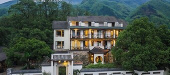 Anji Double Fish Hall Hot Spring Resort B&B (Longwangshan Canyon Drift Shop)