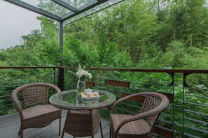 Outdoor dining - Anji Double Fish Hall Hot Spring Resort B&B (Longwangshan Canyon Drift Shop) (Anji)