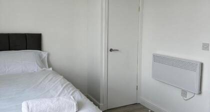 Train Station Aparthotel - Free Wifi, Free Parking Deluxe Double Studio