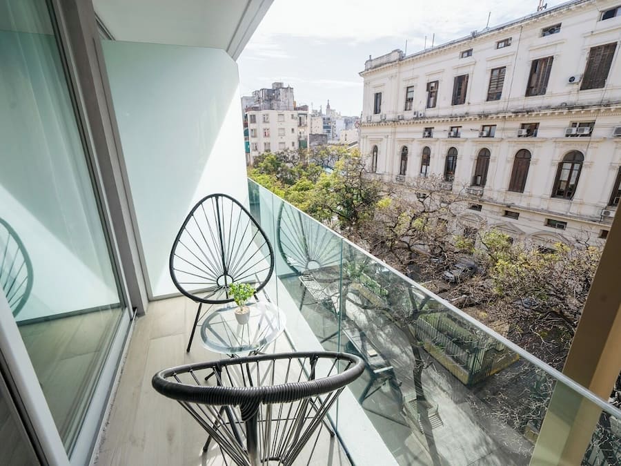 Escritorio y espacio para trabajar con laptop