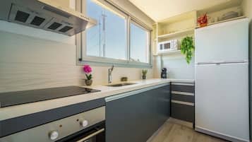 Refrigerador con congelador y tostadora