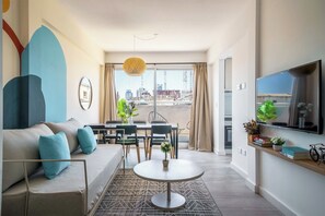 อพาร์ทเมนท์, 2 ห้องนอน | บริเวณนั่งเล่น | ทีวีจอแบน 43 นิ้ว พร้อมช่องดิจิตอล, บริการสตรีมมิ่ง