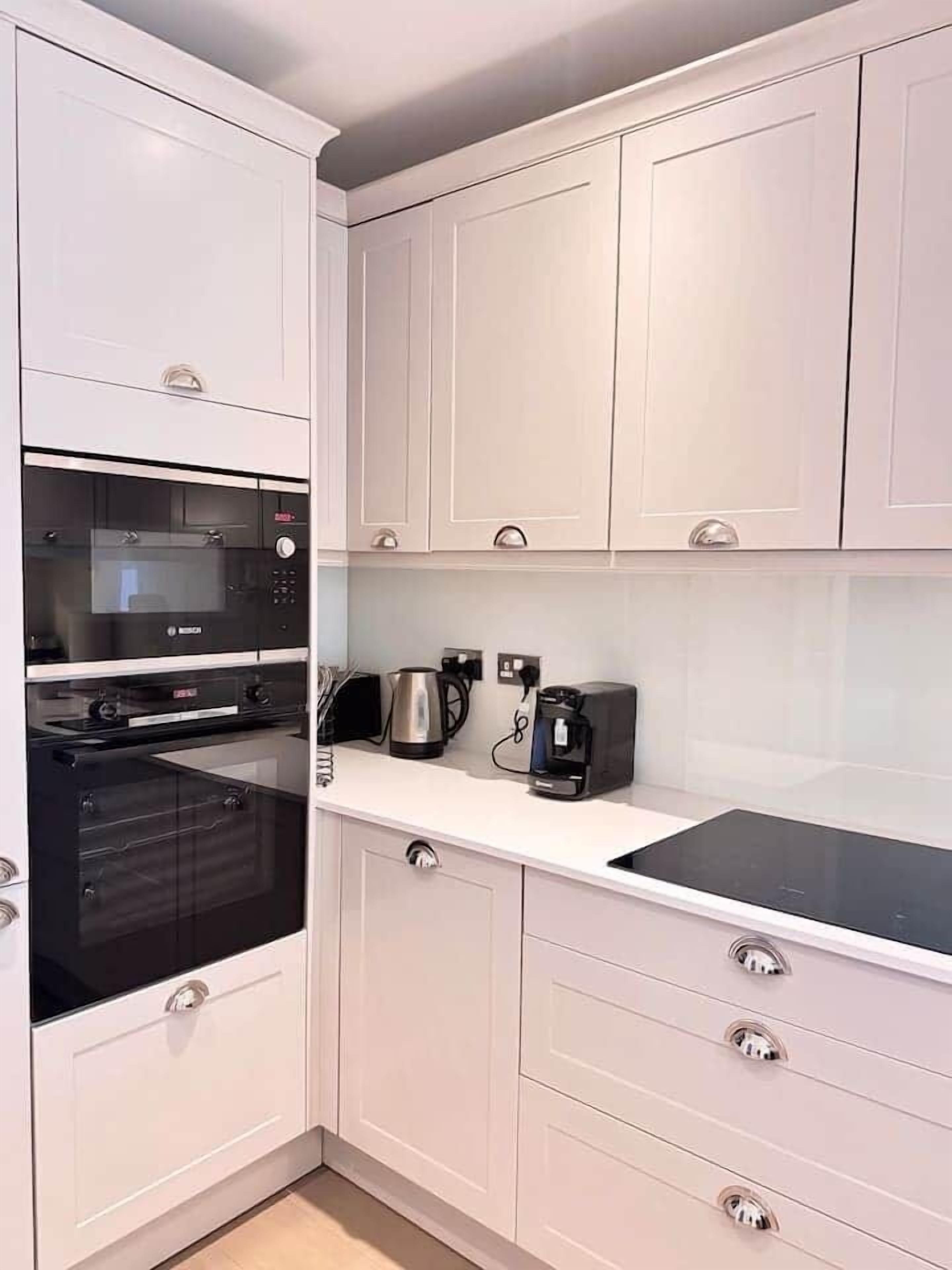 Refrigerador, microondas, horno, placa de cocina