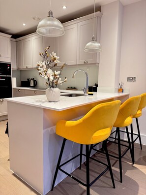 Micro-ondes, four, plaque de cuisson, lave-vaisselle