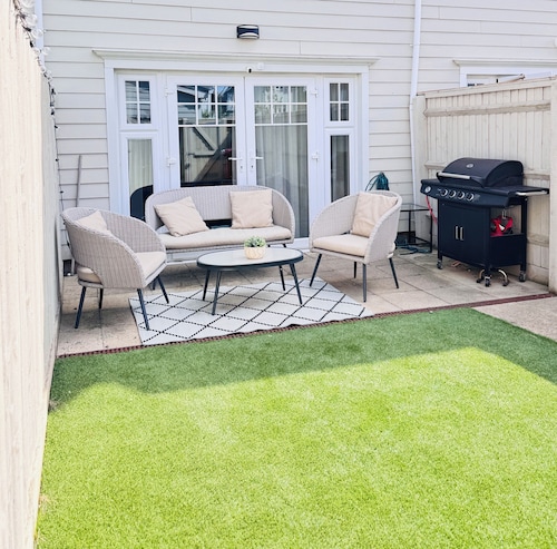 Stylish 4BR Home, Serene and Central.