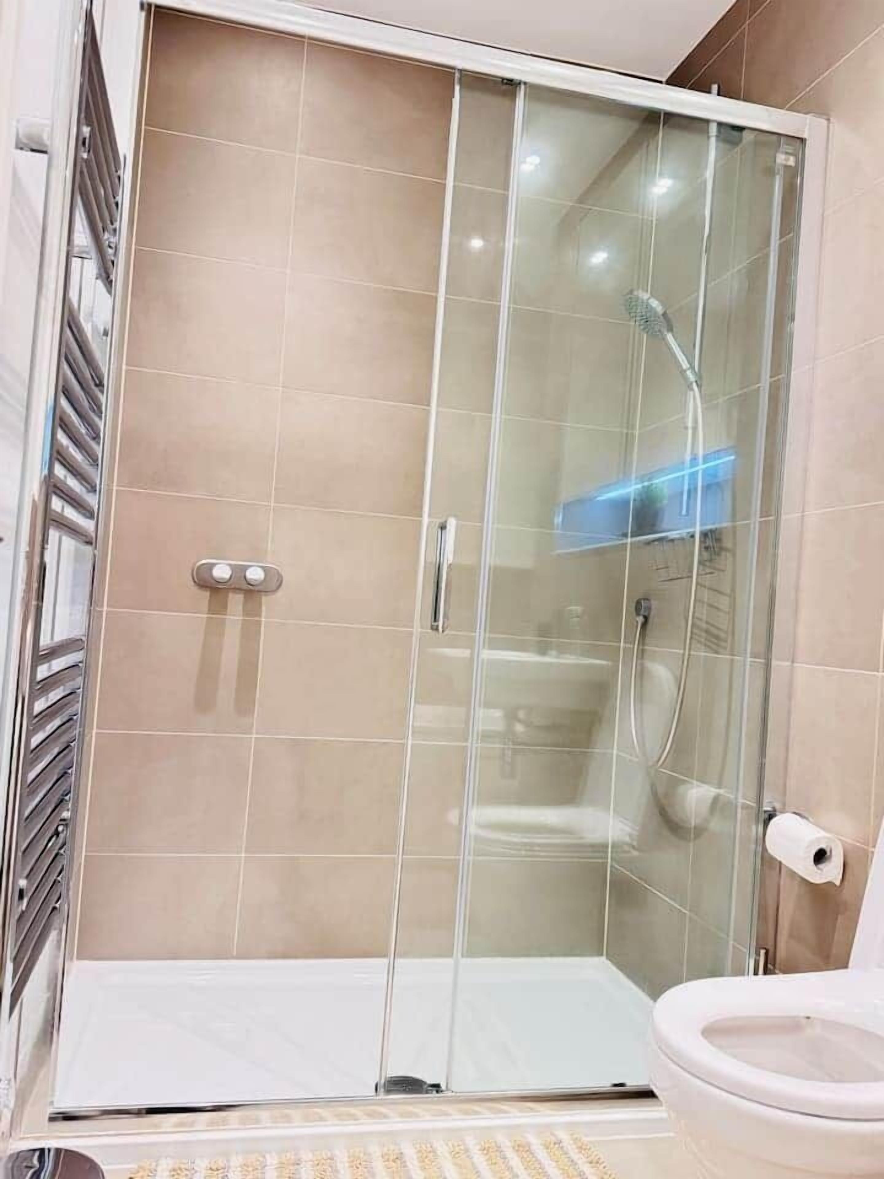 Hårtørrer, Sæbe, Toiletpapir