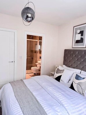 4 عدّة غرف نوم ومكواة/لوح كي وواي فاي وملاءات أسرّة