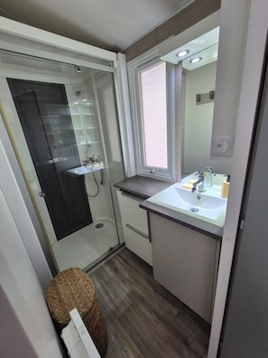 Douche, sĂšche-cheveux, papier toilette