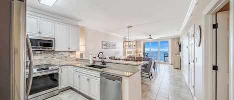 ثلاجة، ميكروويف، فرن، موقد طهي مسطح