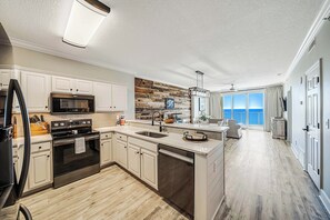 Refrigerador, microondas, horno y parrilla de estufa 