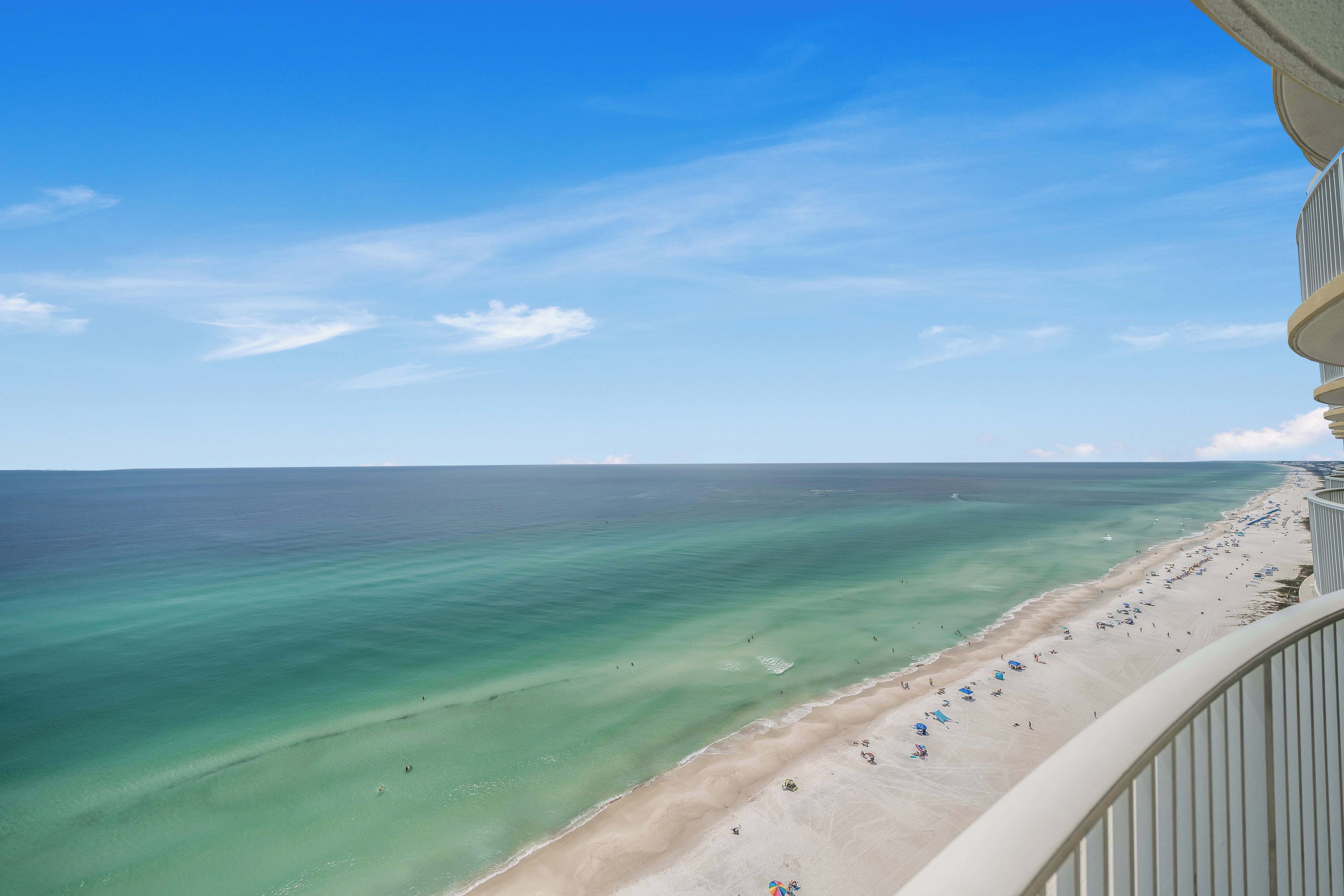 Une plage à l’eau turquoise et limpide, bordée d’un rivage sablonneux.
