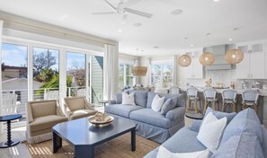 Smart TV - CHRISTMAS availability!NEW 7 bedroom Beach House, 1 minute to Beach!! (Bradenton Beach)