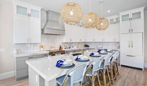 Fridge, microwave, oven, stovetop - CHRISTMAS availability!NEW 7 bedroom Beach House, 1 minute to Beach!! (Bradenton Beach)