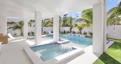 NEW 7 bedroom Beach House, 1 minute to Beach!!