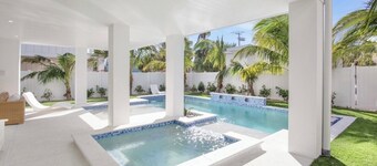 CHRISTMAS availability!NEW 7 bedroom Beach House, 1 minute to Beach!!