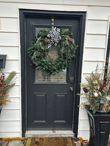 
Welcome to Shady Rest, a charming one-bedroom bungalow apartment