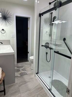 Een douche, handdoeken, toiletpapier