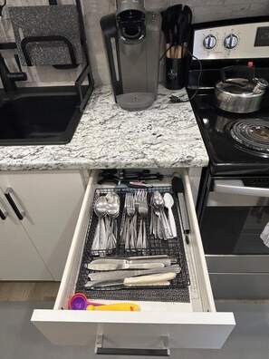 Kjøleskap, mikrobølgeovn, ovn og kokeplater