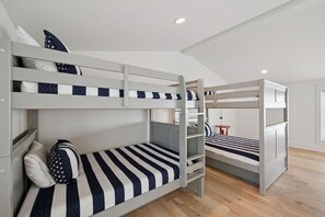 5 bedrooms, iron/ironing board, free WiFi, bed sheets