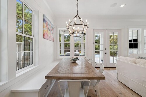 Large Private Pool, 5-Minute Walk To Beach, and 5 En-Suite Bedrooms