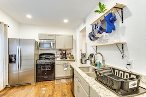 Apartment (2 Bedrooms) | Interior - Walk to Bishop Arts District: Home w/ Deck (Dallas)