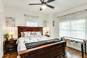 Apartment (2 Bedrooms) | Interior - Walk to Bishop Arts District: Home w/ Deck (Dallas)