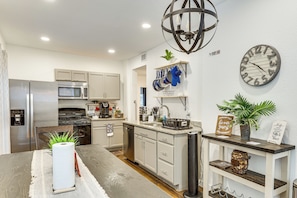 Apartment (2 Bedrooms) | Interior - Walk to Bishop Arts District: Home w/ Deck (Dallas)