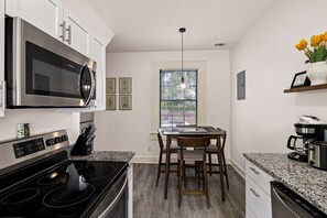 ثلاجة، ميكروويف، فرن، موقد طهي مسطح