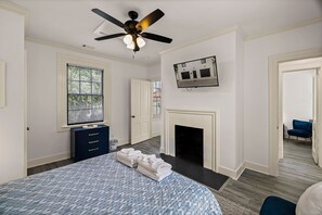 2 عدّة غرف نوم ومكواة/لوح كي وواي فاي مجانًا وملاءات أسرّة