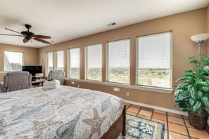 Interior - Copalis Beach Family Home: Close to Sites & Nature (Copalis Beach)