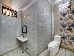 Deluxe tweepersoonskamer | Badkamer | Een douche, gratis toiletartikelen, handdoeken, zeep