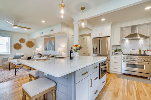 Dtwn Retreat w/ Game Room! Walk to Hampton Park