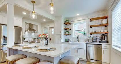 Dtwn Retreat w/ Game Room! Walk to Hampton Park