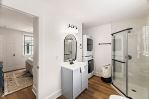 Douche, sèche-cheveux, serviettes fournies