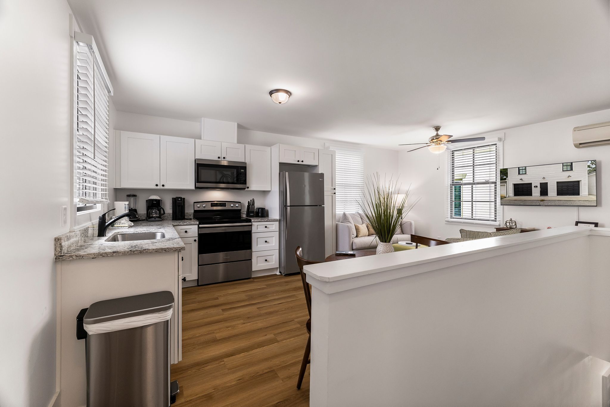 Frigorífico, microondas, horno y placa de cocina