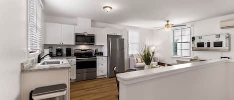 Réfrigérateur, four à micro-ondes, un four, surface de cuisson