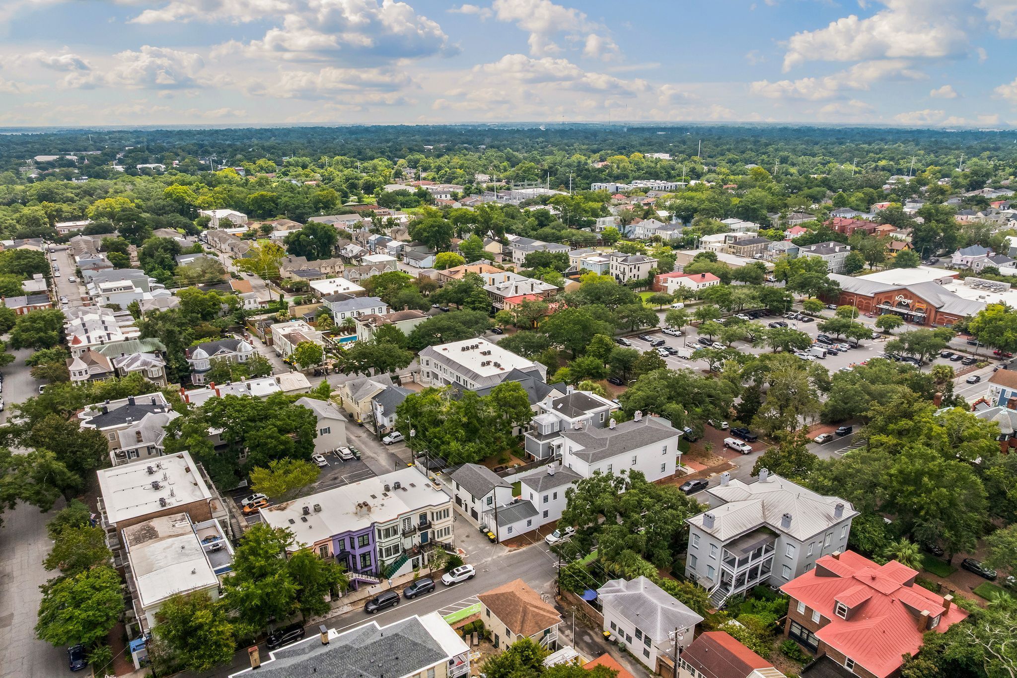 Vista aérea de una zona residencial con casas, calles y áreas verdes.