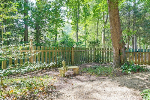 Unique & Artistic Retreat Near Rehoboth Beach!