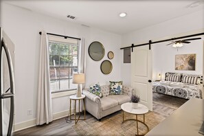 4 عدّة غرف نوم ومكواة/لوح كي وواي فاي مجانًا وملاءات أسرّة