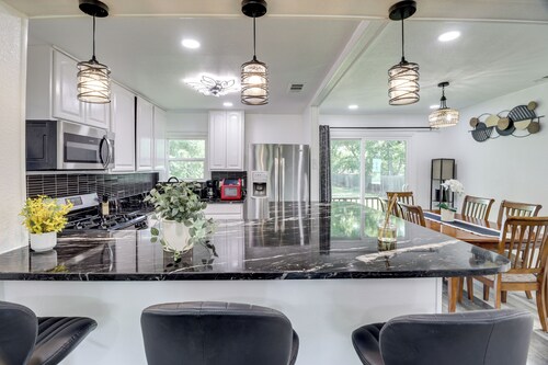 1 Mi to At&t Stadium: Cozy Family Home w/ Yard!