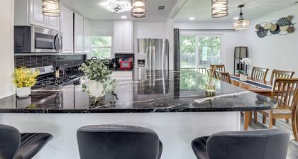 1 Mi to At&t Stadium: Cozy Family Home w/ Yard!