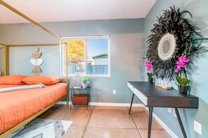 1 chambre, bureau, fer et planche à repasser, lit de bébé portatif