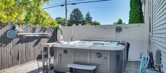 Hot Tub & Fireplace: Coastal Getaway in Maine