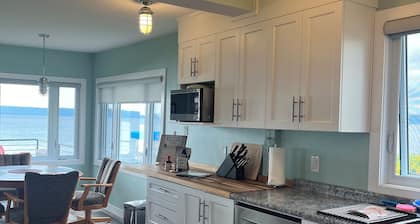 Lakefront cozy cottage on beautiful Lake Superior. Close to hiking and skiing.