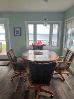 Dining - Lakefront cozy cottage on beautiful Lake Superior. Close to hiking and skiing. (Shuniah)