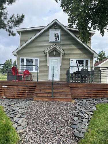 Lakefront cozy cottage on beautiful Lake Superior. Close to hiking and skiing.