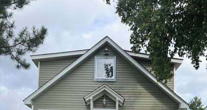 Lakefront cozy cottage on beautiful Lake Superior. Close to hiking and skiing.