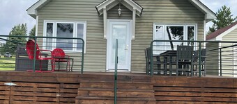 Lakefront cozy cottage on beautiful Lake Superior. Close to hiking and skiing.